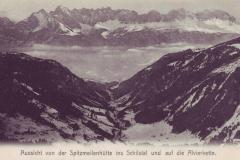 Aussicht von der Spitzmeilenhütte ins Schilstal und auf die Alvierkette um 1910. Aufnahme und Verlag von J. Stadlinger, Flums, Nr. 79