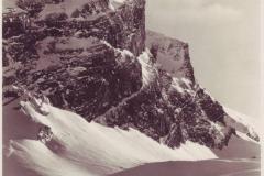 In der Brisilücke mit Ski, Poststempel von 1939. Aufnahme von Wilhelm Pleyer, Zürich
