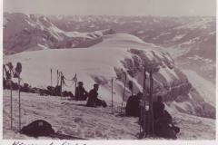 Auf dem Chäserrugg mit Ski, Poststempel von 1936. Aufnahme von Hans Labhart, Rorschach