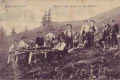 Gruss von der Alp Selun: Ankunft der Sennen bei der Alpfahrt, Poststempel vom 01.07.1915. Aufnahme und Verlag von Reinhold Bürgi, Nesslau