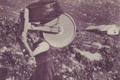 Alp Selun um 1910: Transport von Buder und Kessi auf die Alp