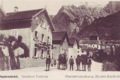 Maienfeld: Gasthaus Falknis mit dem Falknis im Hintergrund um 1920, bei der Pferdehandlung Zindel-Badrutt