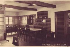 Gastzimmer in der Pfälzer Hütte um 1930. Aufnahme und Verlag von Adolf Buck, Bregenz