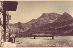 Pfälzer Hütte am Bettlerjoch um 1930, mit Panüeler Schrofen. Aufnahme und Verlag von Adolf Buck, Bregenz