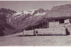 Malanseralp kurz nach 1936 (siehe Inschrift auf Brunnen). Aufnahme von Friedrich Wilhelm Sprecher, Vättis