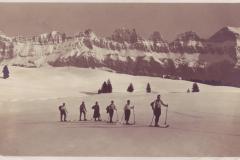 Skifahrer auf dem Flumserberg um 1920. Aufnahme und Verlag von Jean Gaberell, Thalwil