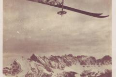 Skisprung über eine Gwächte um 1925, mit Alvierkette im Hintergrund. Aufnahme und Verlag von Jean Gaberell, Thalwil, Nr. 6291