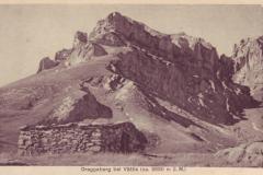 Drachenberg ob Vättis mit der alten Gelbberghütte um 1915. Aufnahme von Friedrich Wilhelm Sprecher, Vättis