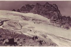 Drei Frauen vor dem Pizolgletscher, Poststempel vom 03.04.1931. Unbekannter Fotograf