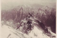 Auf dem Panäragrat um 1915, Blick zum Calanda. Aufnahme von Friedrich Wilhelm Sprecher, Vättis