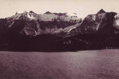 Ringelgebirge (Ringelspitz, Glaserhorn und Tristelhorn) vom Plattensee aus gesehen, um 1925. Aufnahme von Friedrich Wilhelm Sprecher, Vättis