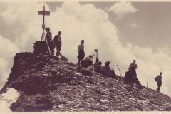 Auf dem Gipfel des Piz Sardona um 1925. Aufnahme von Friedrich Wilhelm Sprecher, Vättis