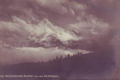 Heranziehendes Gewitter über dem Kunkelspass um 1912. Aufnahme und Verlag von Max Frei, St. Gallen, Nr. 422
