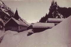 St. Martin im Calfeisental im Winter um 1920. Aufnahme von Friedrich Wilhelm Sprecher, Vättis