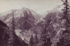 Vättis um 1925, mit Blick auf Ringelgebirge, ins Calfeisental und auf den Drachenberg. Aufnahme von Friedrich Wilhelm Sprecher, Vättis