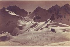 Pizolhütte gegen Wildseelücke im Eröffnungsjahr 1916. Aufnahme und Verlag von Jean Gaberell, Thalwil, Nr. 1137