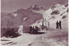 Vor der Pizolhütte, Poststempel von 1945. Aufnahme und Verlag von Hans Schmidt, Bad Ragaz