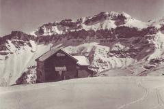 Spitzmeilenhütte um 1925. Aufnahme von Jean Gaberell, Thalwil. Aus: Clubhütten-Buch des SAC 1931