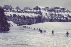 Skifahrer beim Kurhaus Oberberg, Poststempel von 1918. Aufnahme und Verlag der Gebrüder Wehrli, Kilchberg, Nr. 11410