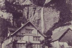 Die Seerenbachfälle bei Betlis, mit Wirtschaft zum Wasserfall, Poststempel vom 03.08.1909. Aufnahme und Verlag von Schönwetter-Elmer, Glarus, Nr. 129